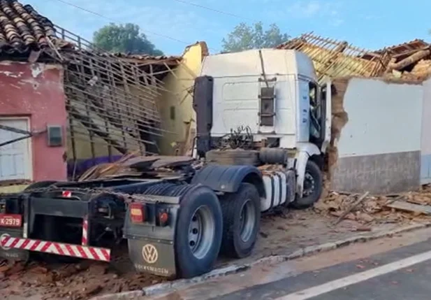 Caminhão invade residência e atinge veículo em Manoel Emídio