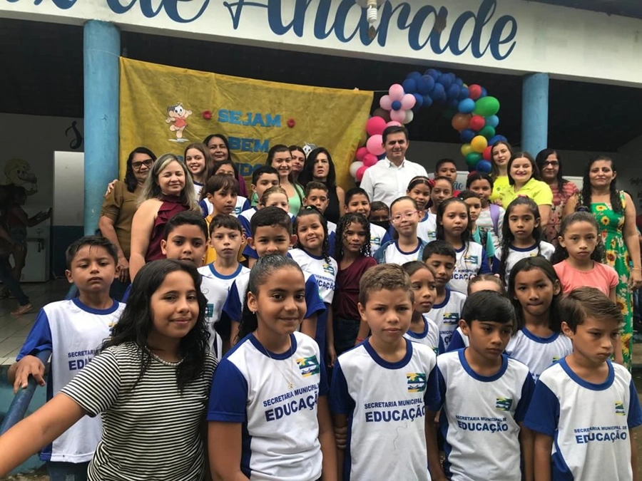 Estudantes com o fardamento entregue pela prefeitura de Jatobá do Piauí