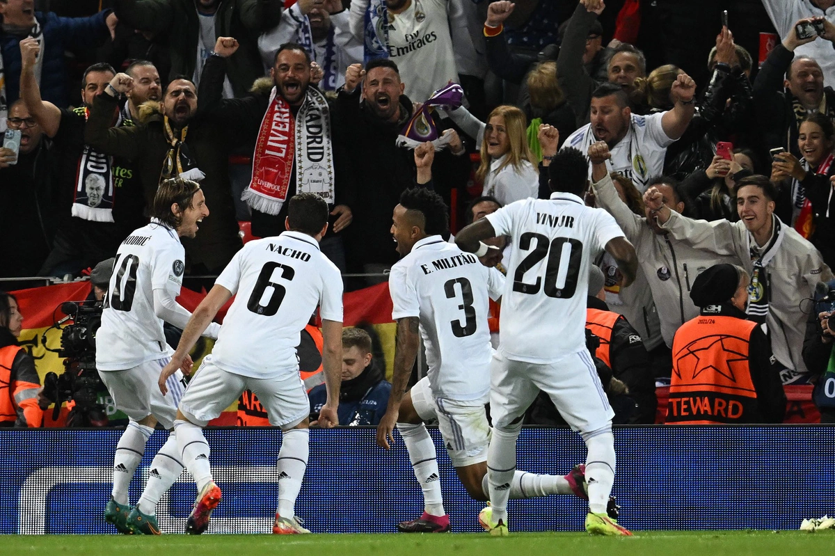 Jogadores comemoram gol de Éder Militão no início do segundo tempo diante do Liverpool