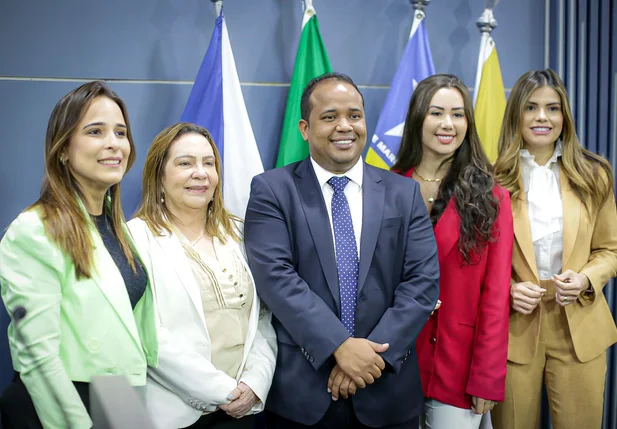 Vereador Enzo Samuel ao lados das vereadores Elzuíla Calisto, Teresinha Medeiros, Fernanda Gomes e Pollyanna Rocha