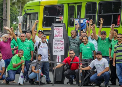 Motoristas e cobradores realizam protesto e interditam Avenida Marechal Castelo Branco