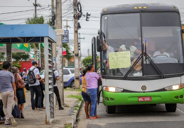 Transporte Alternativo circula no lugar dos ônibus
