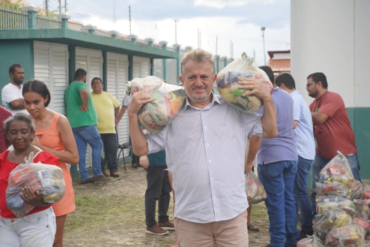 Prefeito Joãozinho Félix entrega cestas básica em Campo Maior