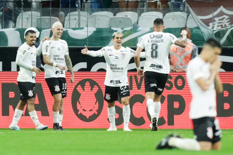 Corinthians venceu Fluminense com dois gols de Roger Guedes
