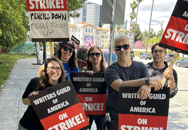 Roteiristas fazem protestos por melhorias nos salários