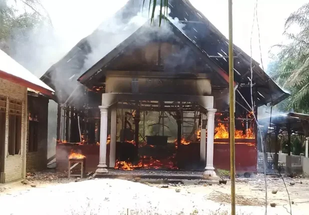 Segundo a ONG Portas Abertas, mais de cem igrejas foram incendiadas