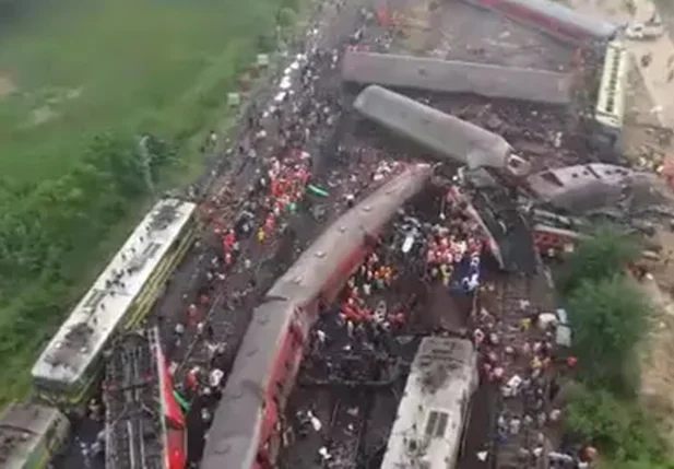 Acidente ferroviário causa mortes na Índia