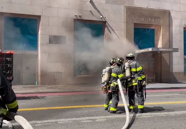 Bombeiros apagam incêndio em loja de joias em Nova York