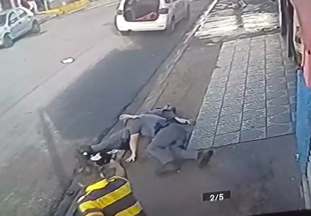 Criminoso toma arma de PM e atira em dois policiais em São Paulo
