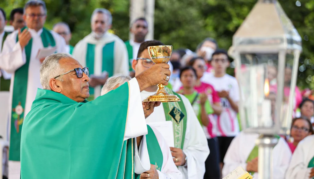 Dom Juarez celebrando a missa