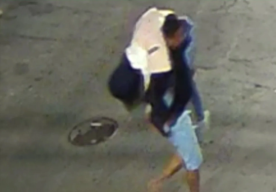 Câmeras flagraram o momento em que um homem carregou a vítima nos ombros