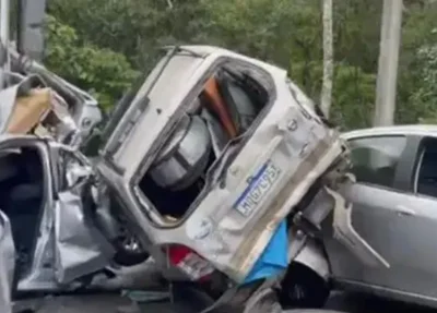 Carros destruídos após acidente com caminhão
