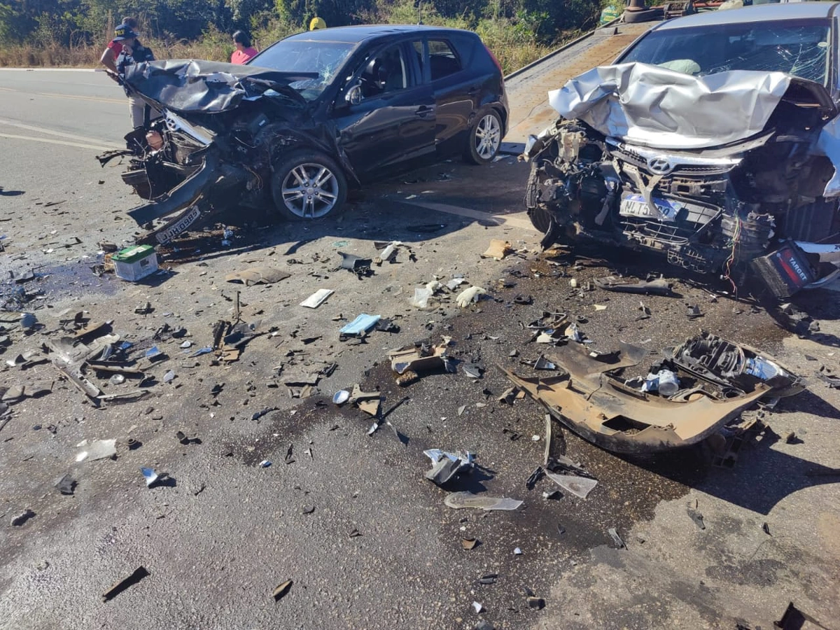 Dois veículos se envolveram em um acidente na manhã deste domingo (9).