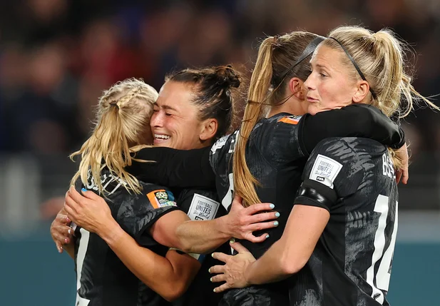 Jogadoras da Nova Zelândia comemoram vitória inédita em Copa do Mundo