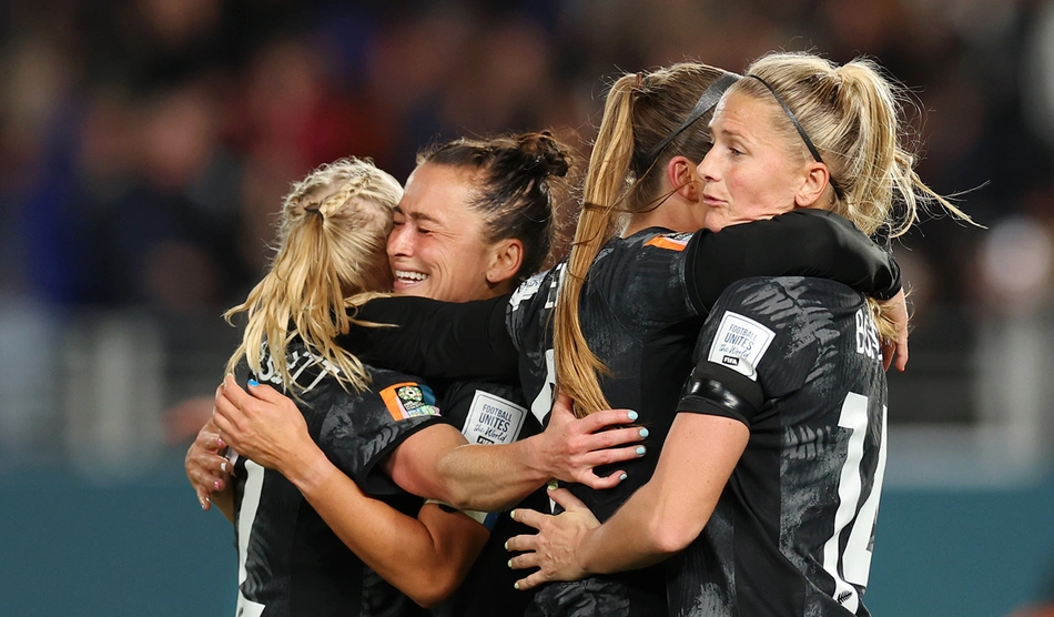 Jogadoras da Nova Zelândia comemoram vitória inédita em Copa do Mundo