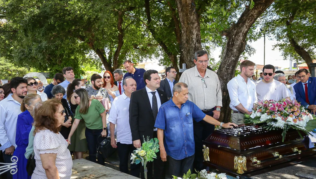 Luto e comoção durante sepultamento do ex-presidente da OAB-PI
