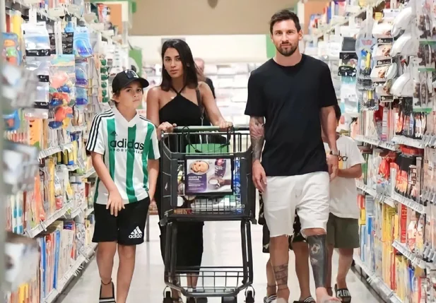 Messi foi flagrado tranquilamente fazendo compras com a sua família em um supermercado de Miami
