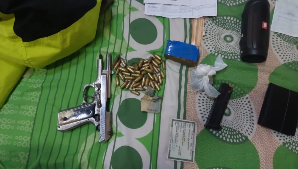 Munições e armas localizadas pelos policiais