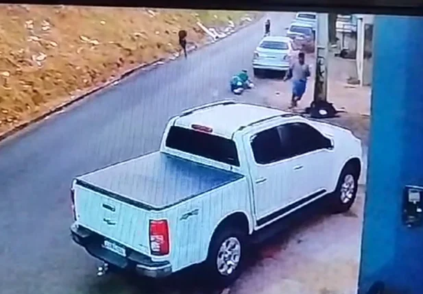 Câmera flagra bandido atirando contra empresário em Picos