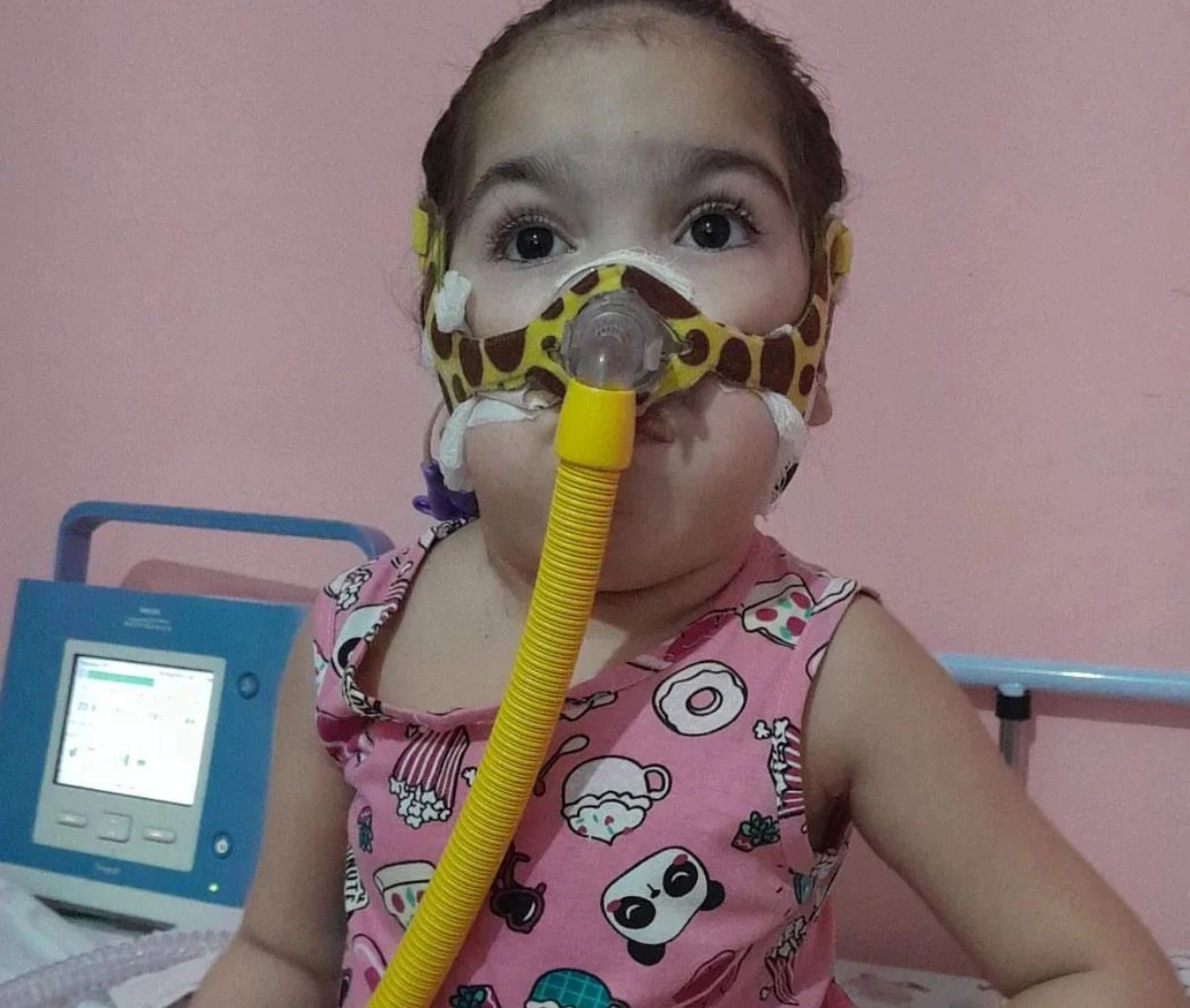 Família pede ajuda para a compra de equipamentos de criança com doença rara em Teresina