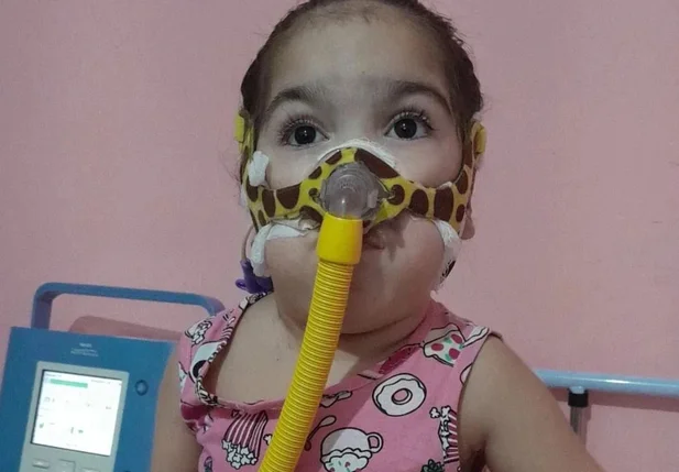 Família pede ajuda para a compra de equipamentos de criança com doença rara em Teresina