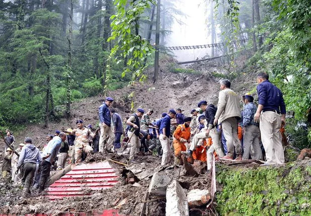 Na índia fortes chuvas deixaram ao menos 49 pessoas mortas e dezenas de desaparecidos