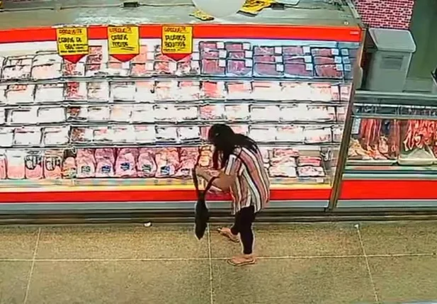Mulher roubando picanha em supermercado no DF