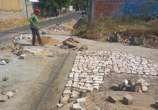 Obras de calçamento melhoram saneamento básico em Campo Maior