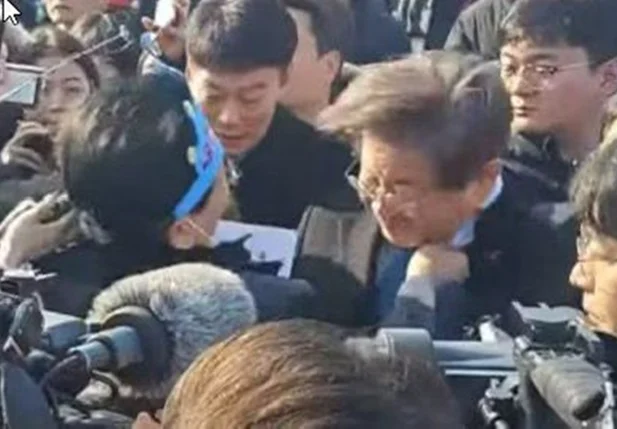 Lee Jae-myung, líder da oposição na Coreia do Sul, é esfaqueado no pescoço