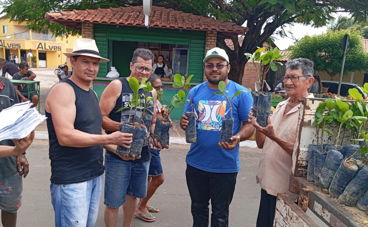 Prefeitura de São João do Arraial entrega sementes para agricultores