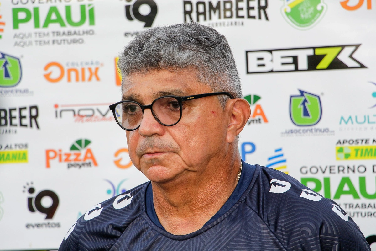 Flávio Araújo, técnico do Altos