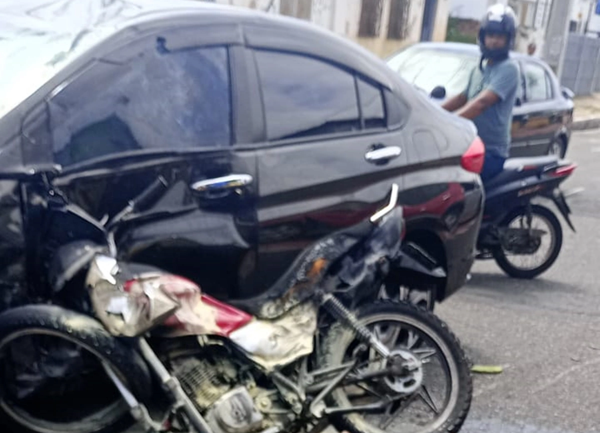 Motocicleta explodiu após colidir contra carro em Teresina