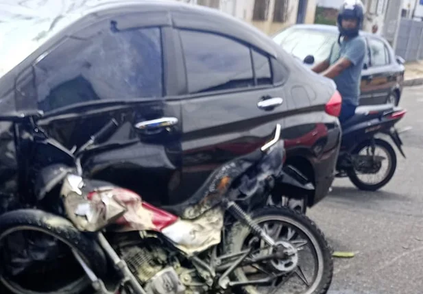 Motocicleta explodiu após colidir contra carro em Teresina