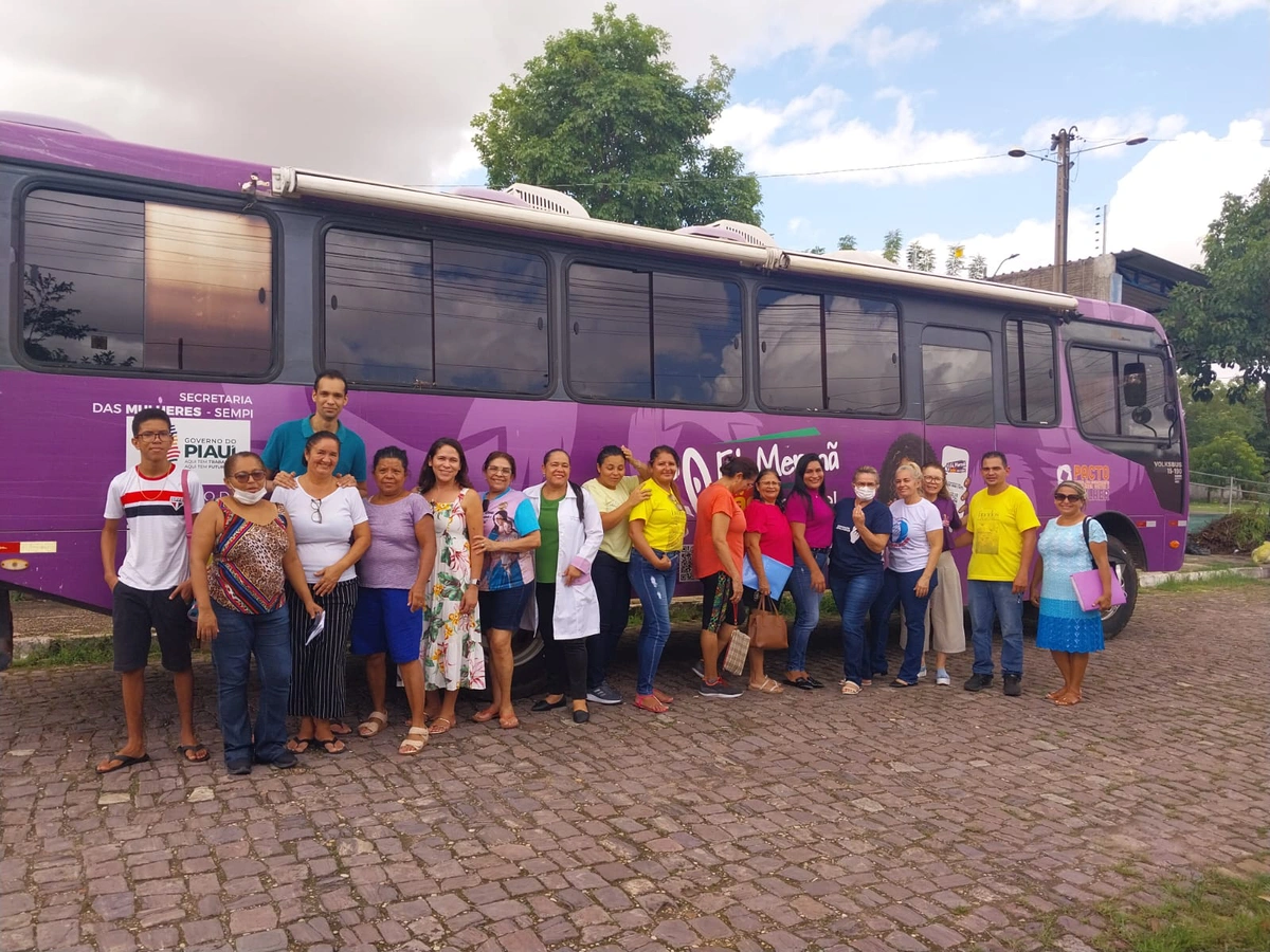 Ônibus Lilás leva ações ao bairro Lourival Parente em alusão à campanha Março Mulher