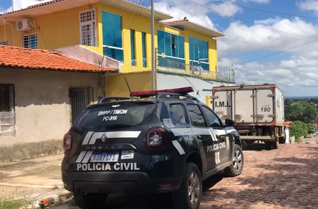 Polícia Civil e IML na frente da residência da vítima, em Timon
