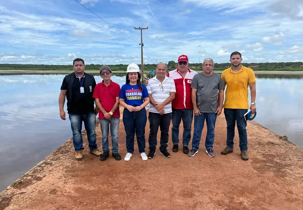 Prefeita Maninha Fontenele se reúne com engenheiros responsáveis pela restauração da ponte que liga Luís Correi à Lagoa do Barro