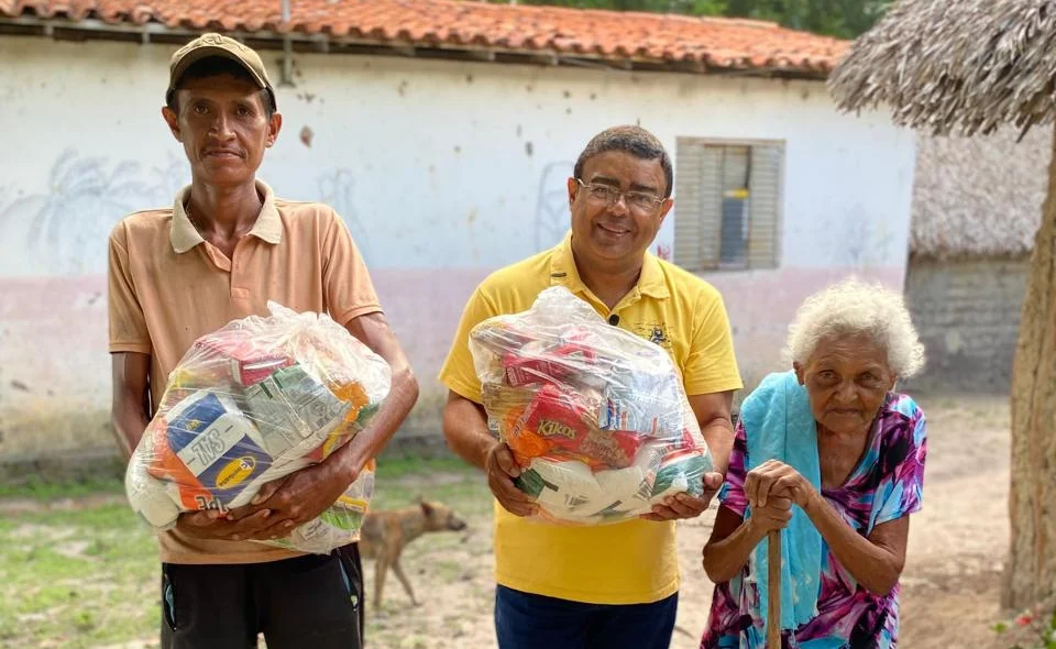 Prefeitura de Esperantina entrega cestas básicas na zona rural