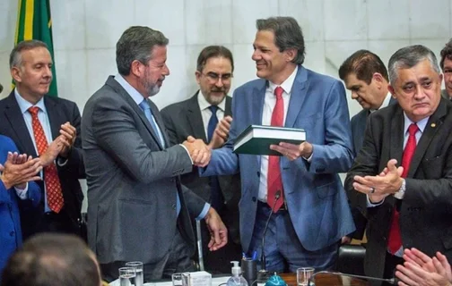 Fernando Haddad entrega o texto com a primeira regulamentação da reforma tributária