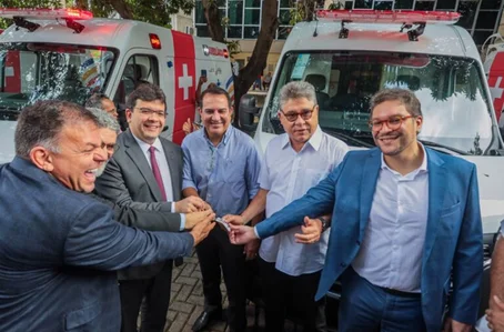 João Mádison comemora entrega de ambulâncias para cidade de Corrente
