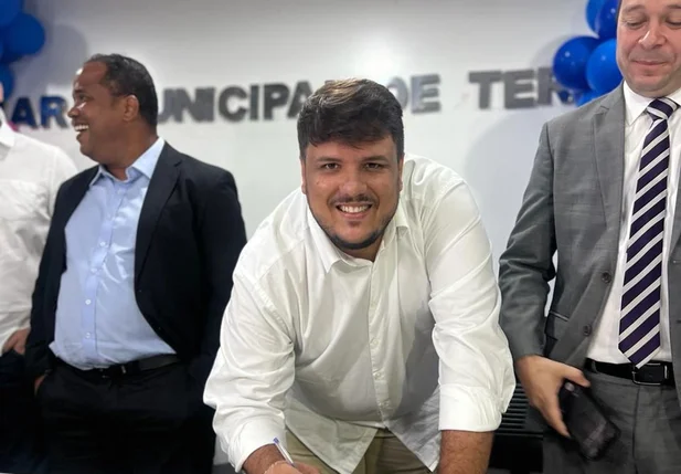 Júnior Macêdo assinou a ficha de filiação durante ato no Plenarinho da Câmara Municipal de Teresina