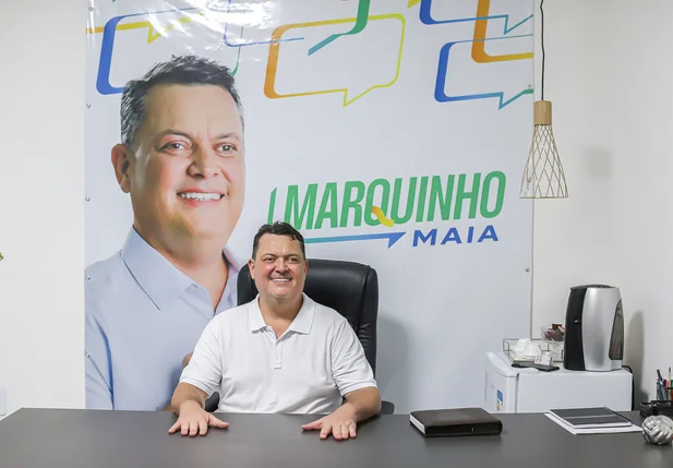 Marquinho Maia no seu escritório que fica localizado na zona leste da capital