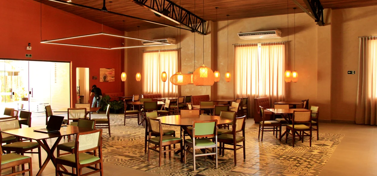 O restaurante do Hotel Serra da Capivara é um espaço amplo