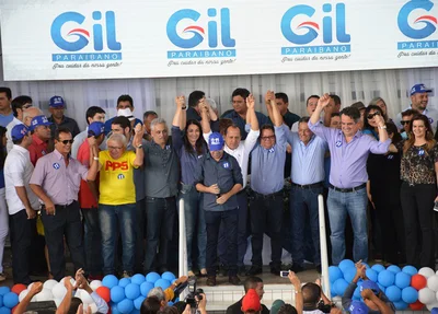 Correligionários de  Gil Paraibano comemoram sucesso da convenção.