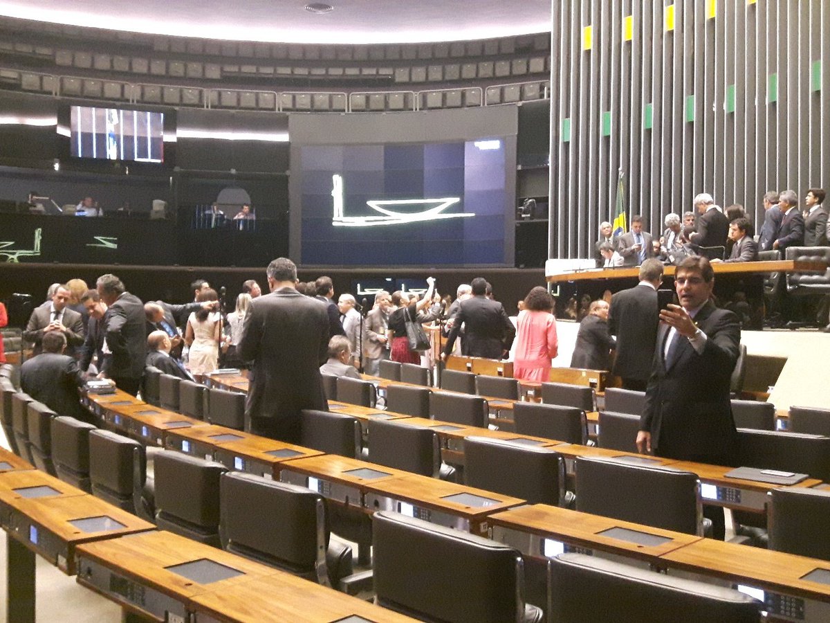 Sessão de julgamento de Eduardo Cunha é atrasada