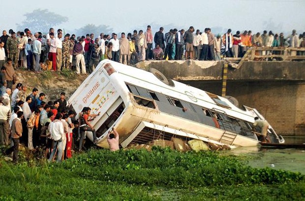 Acidente de ônibus na Índia
