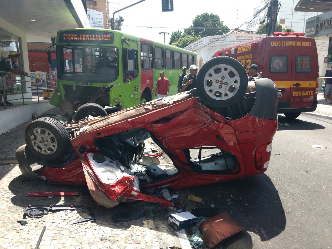 Colisão entre ônibus e Fiat Uno deixa uma pessoa morta no Centro de Teresina