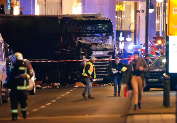Policiais isolam área em que caminhão entrou em feira de Natal em Berlim, na Alemanha