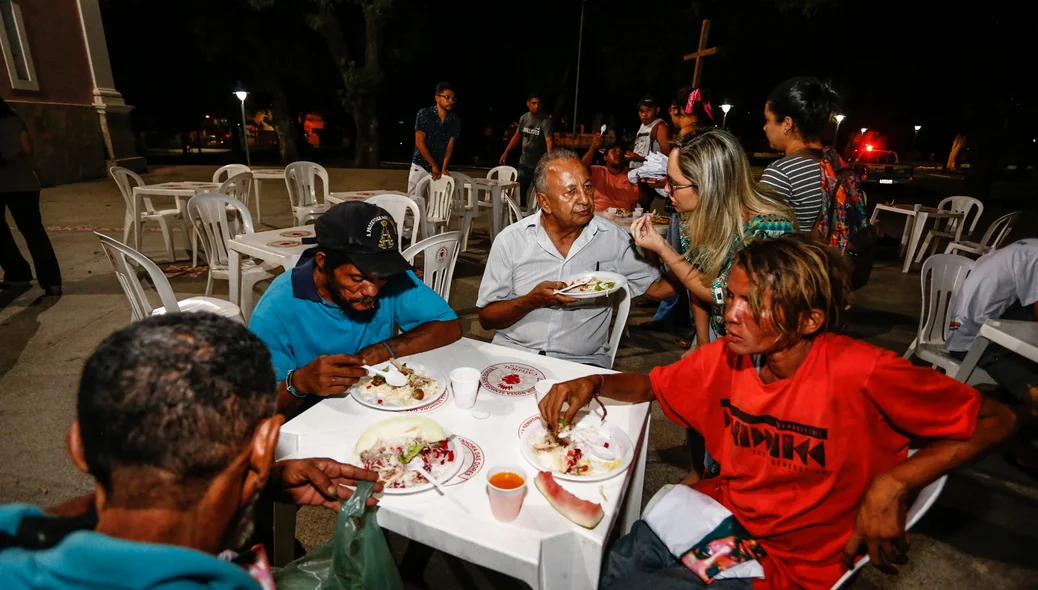 Dr Pessoa janta com moradores de rua 