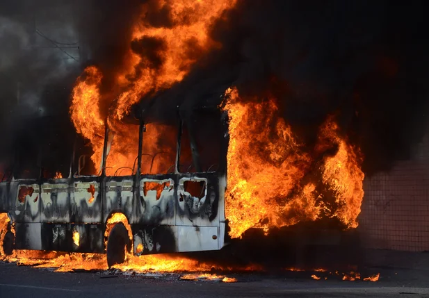 Ônibus foi incendiado 