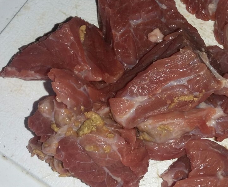Cliente denuncia Comercial Carvalho por venda de carne estragada